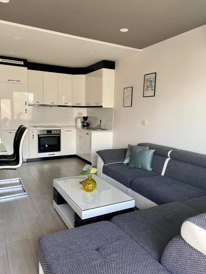 Modern Apartments With Garage Макарска Экстерьер фото